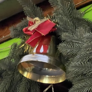 Tannenzweig mit goldener Glocke