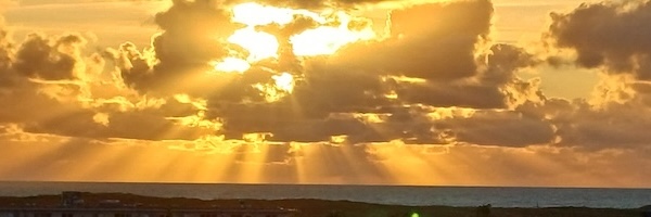 Sonnenuntergang hinter Wolken